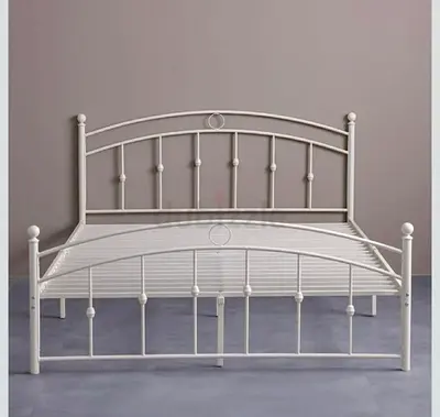 White Metal Double Bed Frame with Classic Spindle Design queen size with the mattress (light Use)