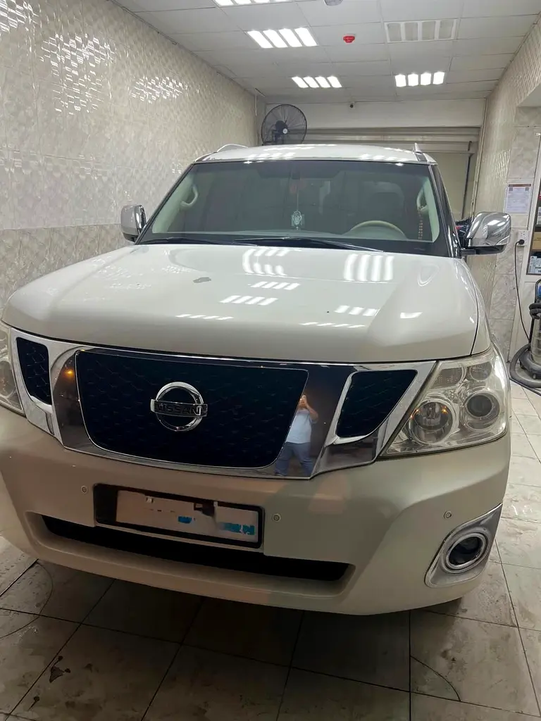 Nissan Patrol 2011 — photo 1 of 12