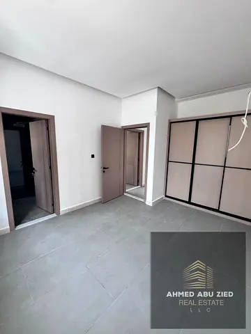 للإيجار شقة مميزة – أول ساكن على كورنيش عجمان  الموقع: كورنيش عجمان – موقع مميز بإطلالة قريبة من البحر وقريب من جميع الخدمات  تفاصيل الشقة:  غرفة نوم