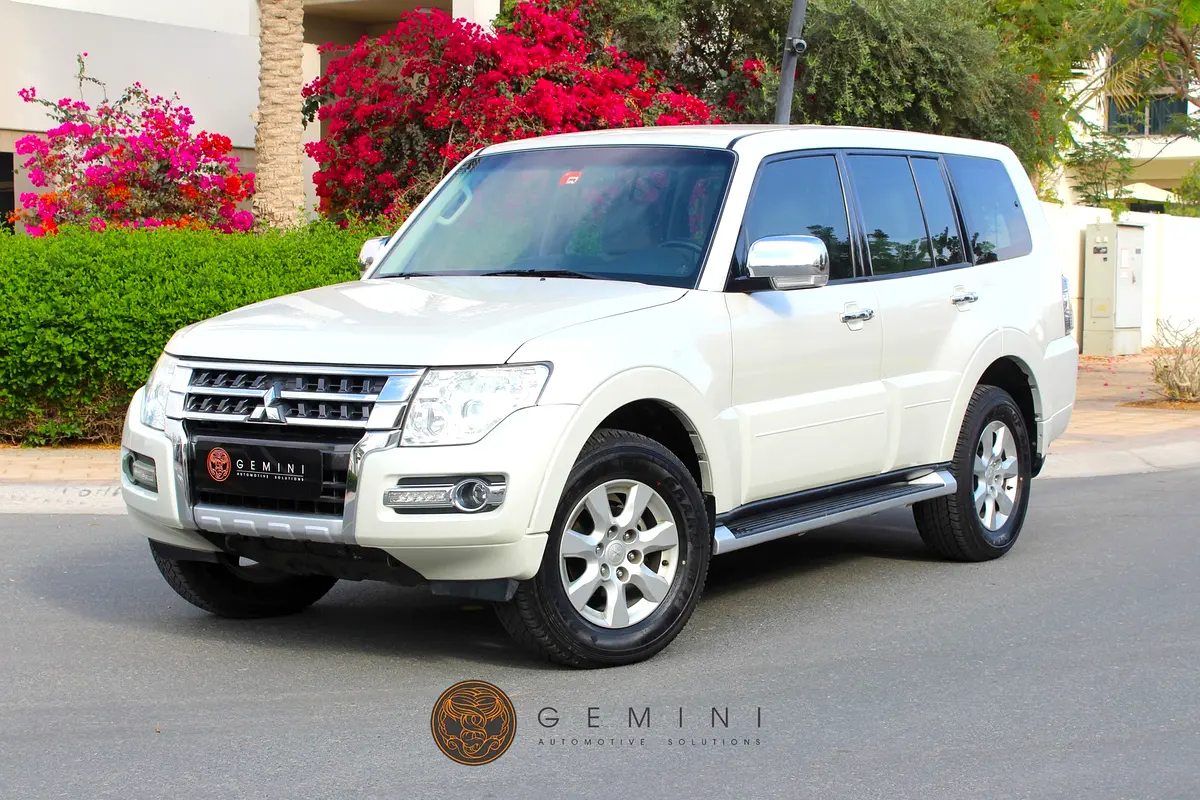 Mitsubishi Pajero 2017 — photo 1 of 16