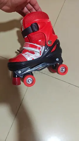 4 wheel skates in good condition... Fixed price plz... Medium size 34 to 38
