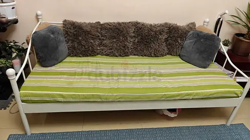 Day bed with mattress and 8 cushions in awesome condition