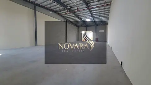 Warehouse for annual rent in Umm Al Quwain, with an area of ​​5400 sq ft, 50 kW electricity, price 50 dirhams per sq ft, ready for use.