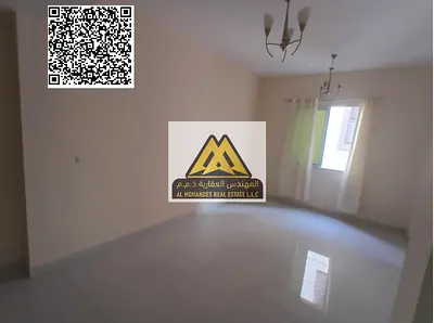 شقة غرفة وصالة للإيجار السنوي في الروضة 2 عجمان على شارع الشيخ عمار، تتميز بمساحة كبيرة وتصميم عملي في بناية عائلية بموقع حيوي قريب من جميع الخدمات وس