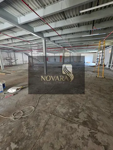 مستودع فاخر للإيجار في عجمان الجرف الصناعية 1 – مساحة 15,000 قدم وكهرباء قوية على الشارع الرئيسي