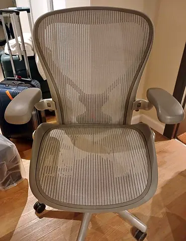 Selling for Herman Miller Areon chair size B and C full loaded available