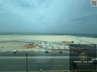 لاث غرف وصالة بإطلالة بحرية مباشرة على كورنيش عجمان – النخيل، مساحات واسعة وسعر مميز