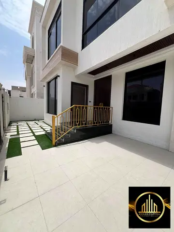 فيلا اول ساكن مودرن للبيع مكونه من  6 غرف ماستر  مجلس وصاله  مطبخ رئيسي ومطبخ تحضيري  غرفه خادمه