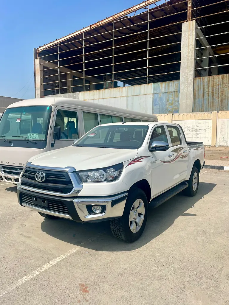 Toyota Hilux 2025 — photo 1 of 11