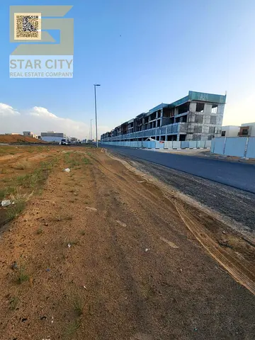 للبيع أرض تجارية محلات (أرض فقط) بموقع قوي جدًا مقابل مجمع ازهي مباشرة وعلى دوار العامرة ضمن مخطط الواحة، أحد أكثر المواقع الحيوية والنشطة في عجمان، ح