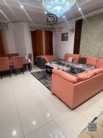 3 غرف وصالة جاهزه للسكن الفوري مع غرفة خادمة ويوجد بلكونه في الشقه ويوجد خزائن بالحائط - بعجمان منطقة الراشدية في أبراج الخور منطقة متاح فيها جميع الخ