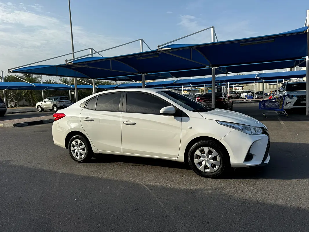 Toyota Yaris 2021 — photo 1 of 8