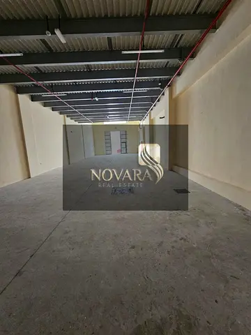 مستودع للإيجار في صناعية عجمان – شارع عمان، مساحة 3600 قدم مع ميزانين وكهرباء 22 كيلو وات