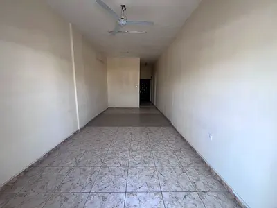استوديو ببلكونة في الروضة 2 – شارع الشيخ عمار مباشر | مطبخ منفصل + تكييف سبليت | 24 ألف