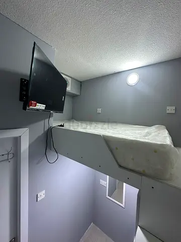 Loft partition 2 mnts from Metro with private fridge and smart TV