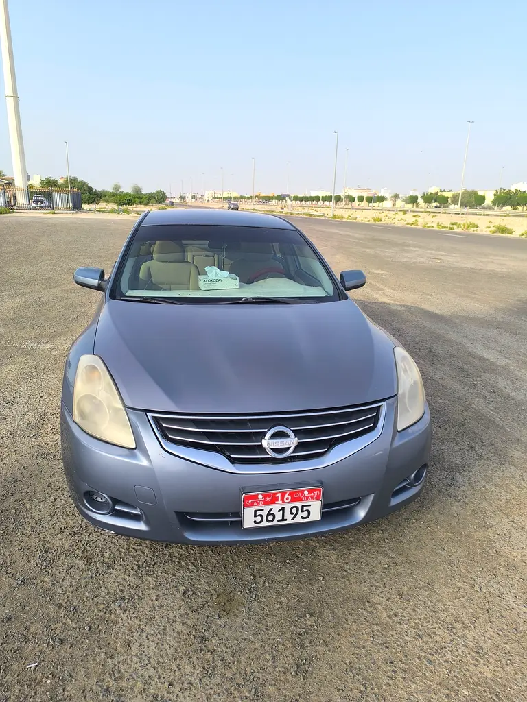 Nissan Altima 2010 — photo 1 of 16