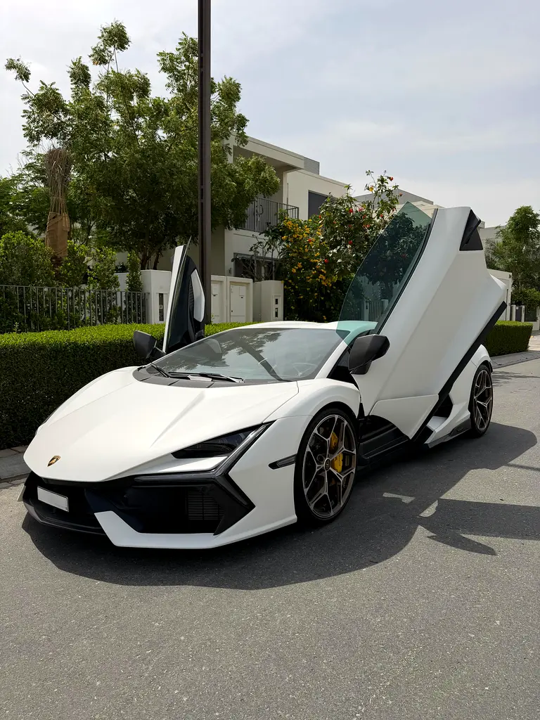 Lamborghini Revuelto 2024 — photo 1 of 18