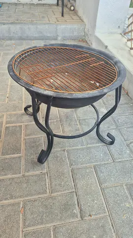 Round Metal Outdoor Fire Pit / Grill (Used, Good Condition)