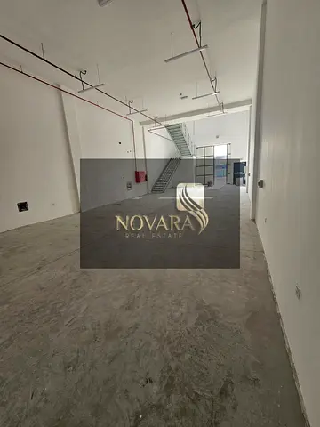 مجمع مستودعات للإيجار في الجرف الصناعية 3، ميزانين خرساني، ارتفاع 12م، كهرباء 40KVA، طريق مزدوج، الإيجار 130 ألف درهم.