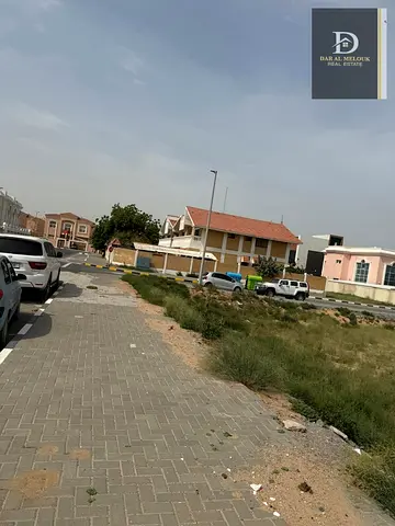 للبيع فى الشارقة منطقة الفلج   ارض سكنية   مساحة 30 الف قدم مربع  زاوية على ثلاث شوارع قار