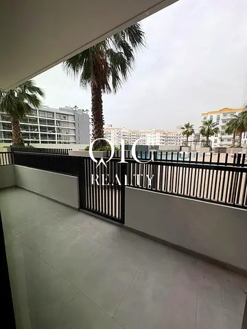 أكبر بلكونة لغرفة وصالة | أفضل وحدة في المبنى | وحدة زاوية | إطلالة على المسبح والحديقة | جديدة بالكامل