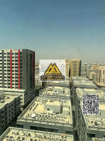 الشقة تتميز بتصميم عملي ومساحة جيدة مع وجود موقف سيارة خاص بالإضافة إلى أنها مفروشة بالكامل مما يجعلها جاهزة للسكن أو التأجير مباشرة
