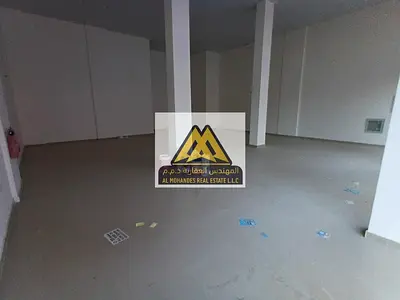 محل تجاري كبير للإيجار السنوي في المويهات 2 عجمان موقع مميز مع حمام داخلي بسعر 160000