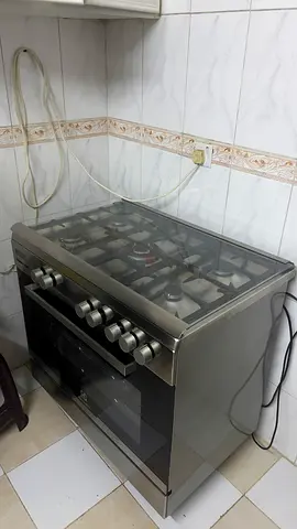 فرن كهرباء وغاز استعمال اربع شهور فقط نظيف جدا