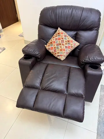 360° Swivel Rocker Recliner – Like New – Urgent Sale!