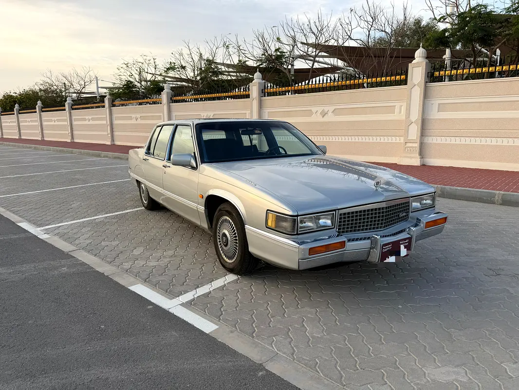 Cadillac Fleetwood 1989 — photo 1 of 6