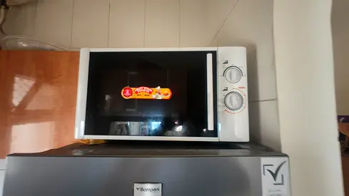 White 30L microwave in good working condition, with 1.5years warranty