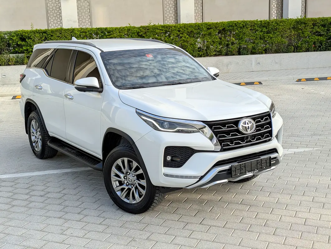 Toyota Fortuner 2023 — photo 1 of 20
