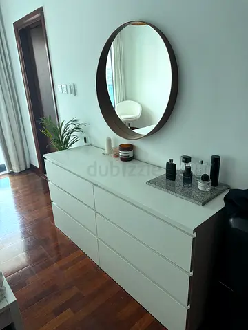 White 8-Drawer Dresser / Chest in Good Condition + Mirror