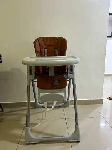 Compact baby high chair with adjustable tray — lightly used