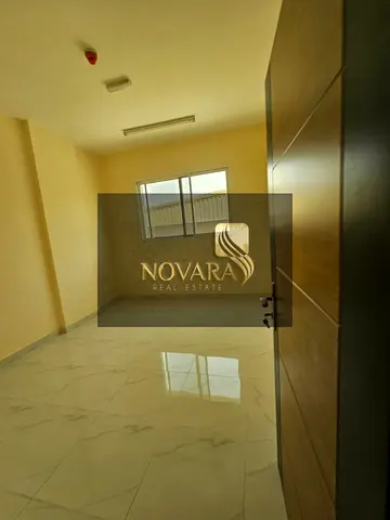 مكتب جديد أول ساكن في الجرف الصناعية 3 خلف السوق الصيني، مساحة 700 قدم، غرفة وصالة وحمامين، جاهز للإيجار، فقط ب 25,000 درهم.