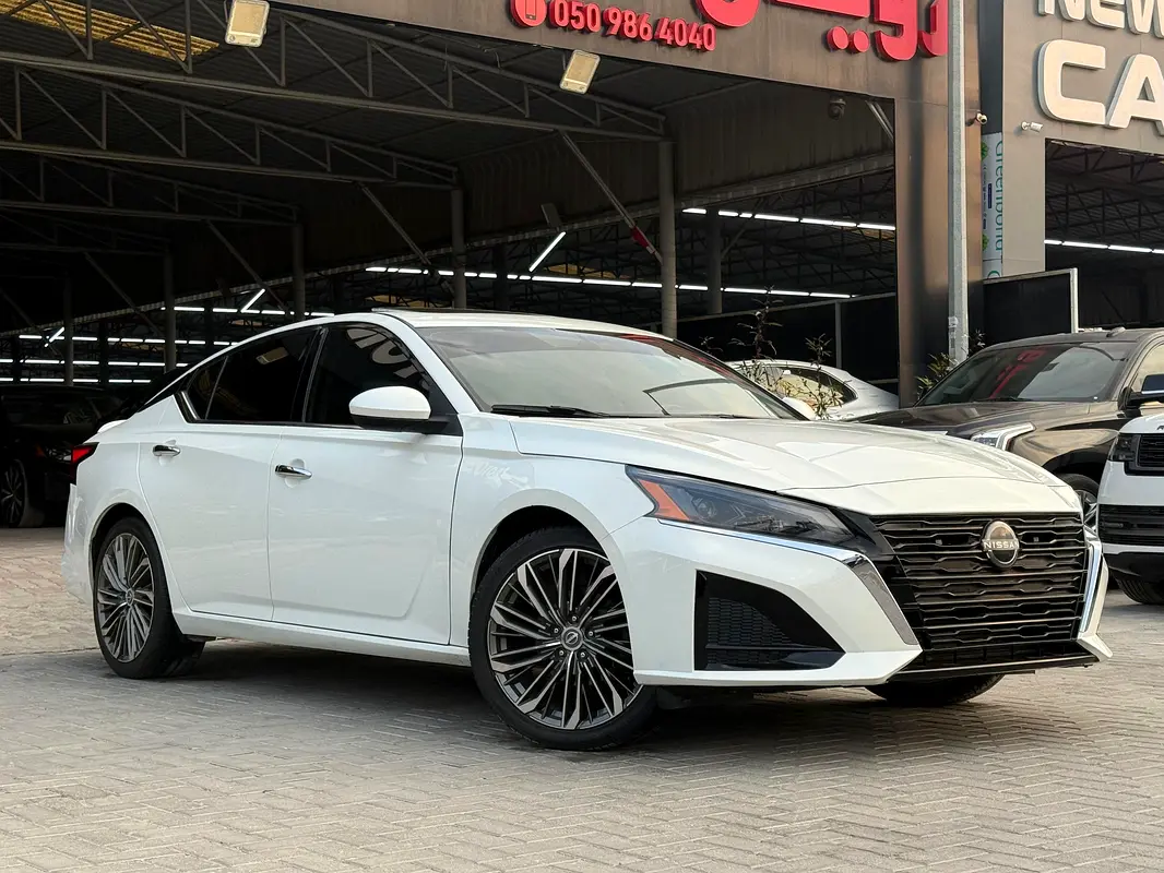 Nissan Altima 2022 — photo 1 of 11