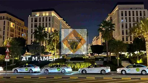 شقة واسعة بغرفة نوم واحدة وحمامين في منطقة الممشى بالشارقة | تصميم واسع، مسابح، ومجمع سكني مناسب للمشي