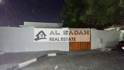 للبيع بيت في الحزانة زاوية في 3 غرف وصالة ومجلس وملحق في مطبخ غرف خادمة وستور مساحة 5600 قدم مطلوب في 960000 الف