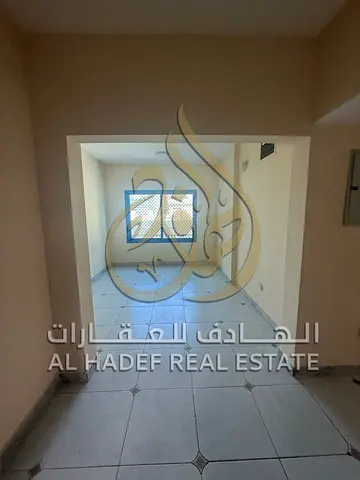 🏢 للإيجار السنوي – شقة غرفتين وصالة في القاسمية – الشارقة  📍 الموقع: القاسمية – موقع مركزي ومناسب للعائلات  🛏️ تفاصيل الشقة:  غرفتين نوم  صالة  مطب