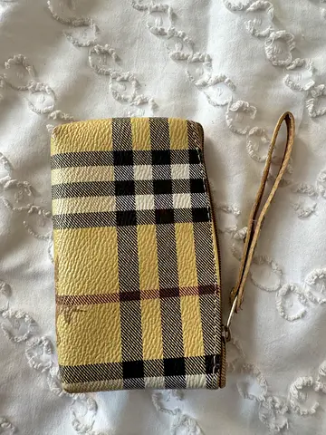 Burberry wallet 40 AED 💰