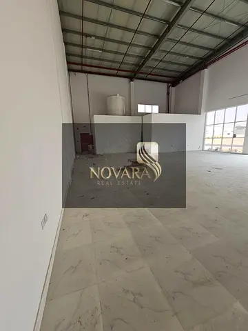 Showroom for annual rent in Umm Al Quwain - Umm Al Thu'ub, with an area of ​​2300 sq ft and 23 kW of electricity, priced at 100,000 dirhams.