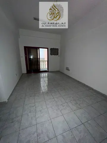 للإيجار السنوي في إمارة الشارقة منطقة المجاز 2 شقة غرفتين وصالة بموقع استراتيجي مميز جداً على شارع جمال عبد الناصر وبالقرب من مخرج دبي مما يوفر سهولة