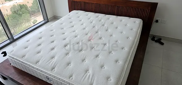 Hotel quality level King Size Mattress in excelent Condition. 3 months old. No stains, no scratches.