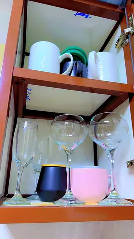 Assorted Drinking Glasses and Mugs Set — Good Condition