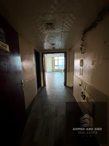 شقة للإيجار في راشديا 1، ثلاث غرف نوم وصالة، أربع حمامات، تكييف مركزي، غرفة للخادمة.