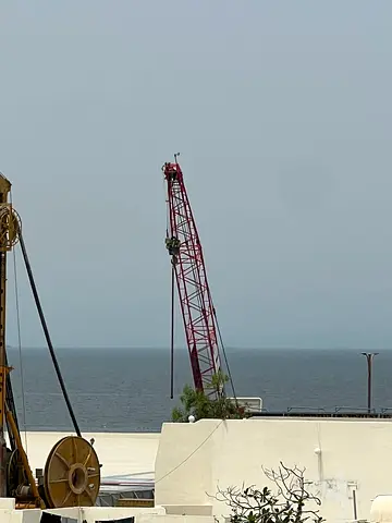 اول صف من الكورنيش ع البحر موقع ممتاز جدا و مناسب للجميع مع صيانه و ب اقل الاسعار