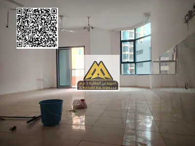 شقة غرفتين وصالة مع غرفة خادمة للإيجار السنوي في الراشدية – أبراج الخور عجمان، تتميز بمساحات واسعة وإطلالة مفتوحة مع بلكونتين، في موقع حيوي مناسب للعا