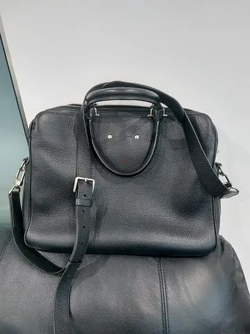 LV-Black Leather  Detachable Shoulder Strap Armand Briefcase in black Taurillon