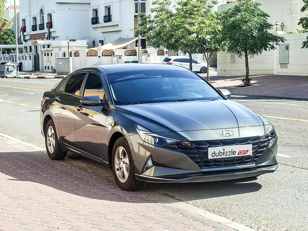 Hyundai Elantra 2023 — photo 1 of 19