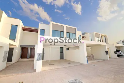 Single row| Bright| Spacious| Vacant